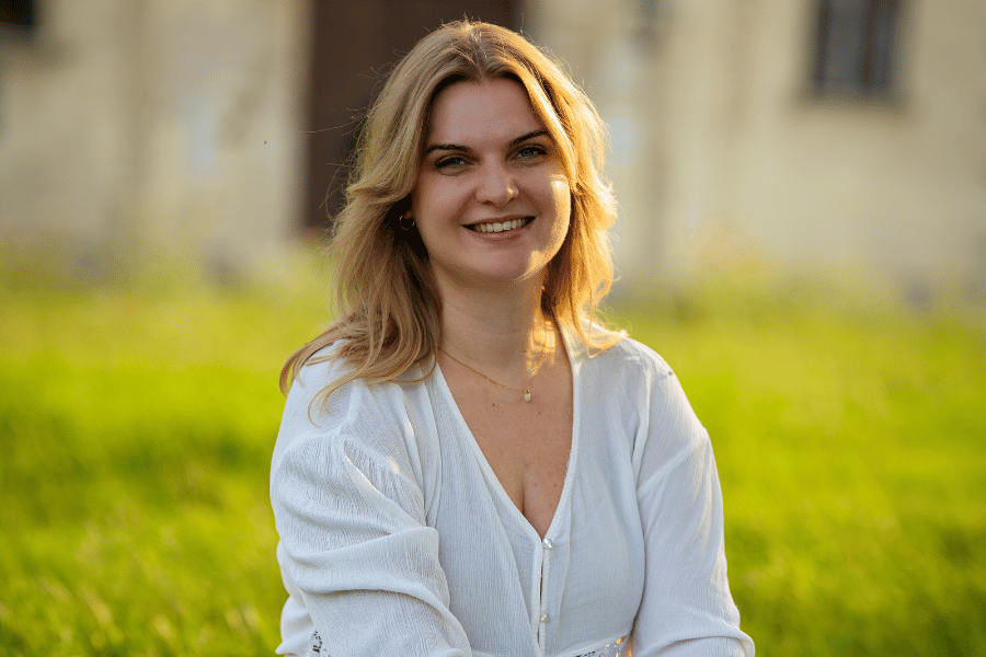 Foto von Anja Wesecky in auf einer grünen Wiese.